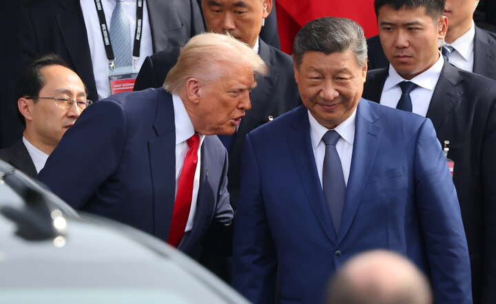Prezydent USA Donald Trump (L) i prezydent Chin Xi Jinping (P) po spotkaniu w Busan (Korea Południowa) / autor: PAP/EPA/YONHAP 