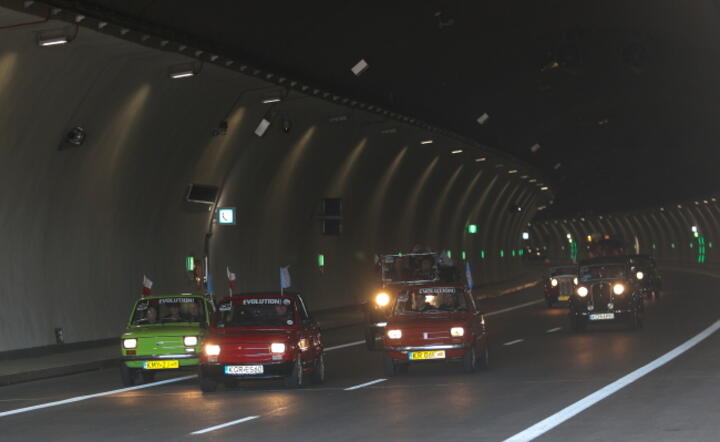 W sobotę pierwsze samochody przejechały przez nowy tunel na zakopiance w Skomielnej Białej / autor: PAP/Grzegorz Momot