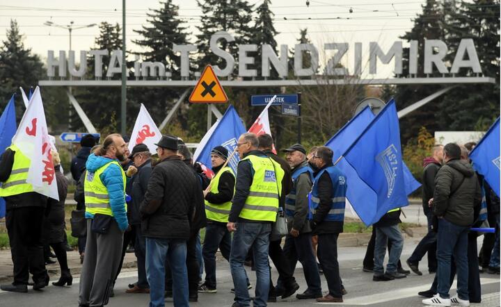 Związkowcy protestowali   przed bramą główną huty / autor:  	PAP/Jacek Bednarczyk