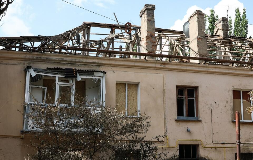 Zniszczenia po rosyjskim ataku rakietowym na jednym z osiedli w Mikołajowie / autor: PAP/Leszek Szymański