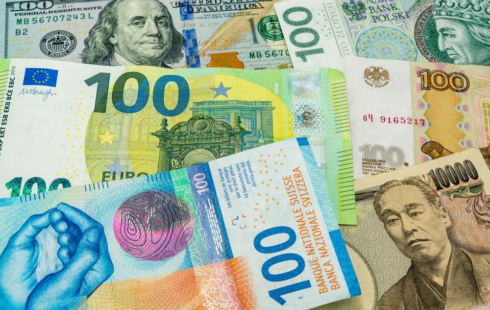 Zdjęcie ilustracyjne/Różne waluty światowe - dolar amerykański, polski złoty, euro, rubel rosyjski, frank szwajcarski, jen japoński / autor: Fratria