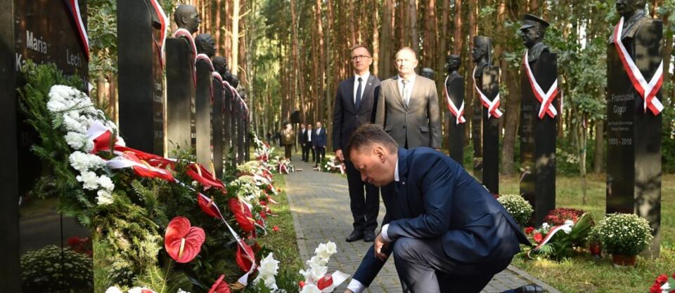 Minister obrony narodowej Mariusz Błaszczak (C) złożył kwiaty przed Krzyżem Pamięci ks. mjr. Ignacego Skorupki / autor:  	PAP/Stach Leszczyński