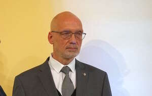 Prof. Andrzej Nowak wskazuje ma skutki ustawy DSA, która miała prowadzić w Polsce cenzurę. Wetując te przepisy, pezydent Karol Nawrocki obronił w tym względzie naszą suwerenność. / autor: Fratria