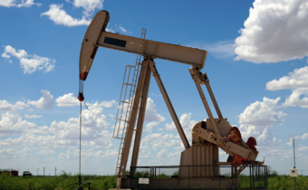 Ropa naftowa na rynkach nieznacznie tanieje