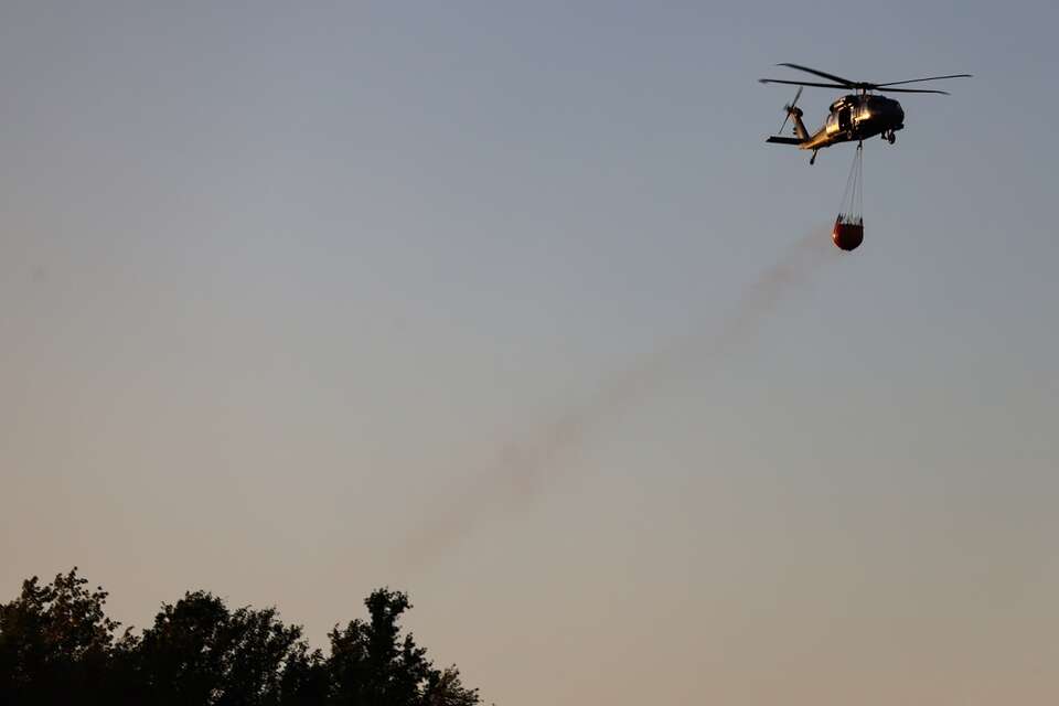 Helikopter w pobliżu miejsca pożaru lasu we wsi Międzyleś w powiecie wołomińskim / autor: PAP/Albert Zawada