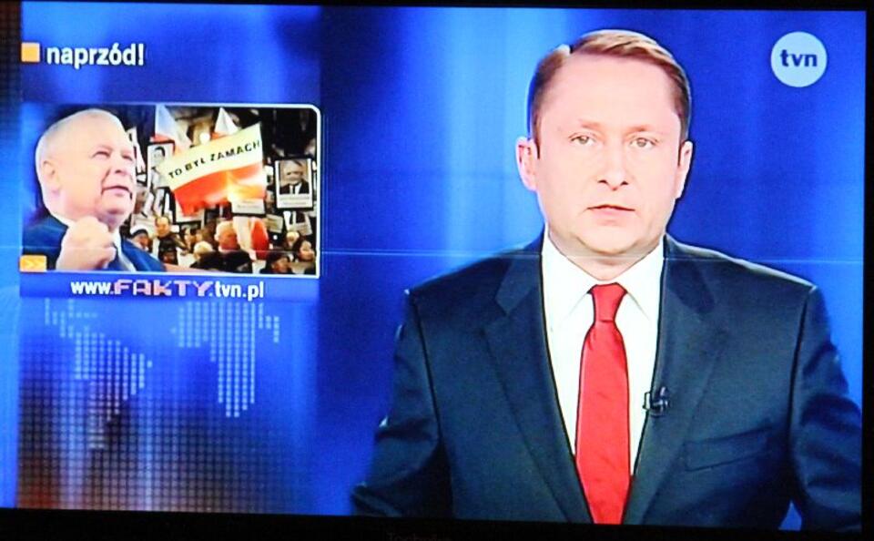 Durczok poprawia się w fotelu, pojawia się obrazek z Kaczyńskim zmontowanym prawie na wodza III Rzeszy, i zaczyna atakować. Fot. wPolityce.pl