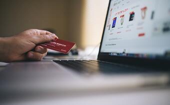 Połowa internautów rezygnuje z e-zakupów ze strachu