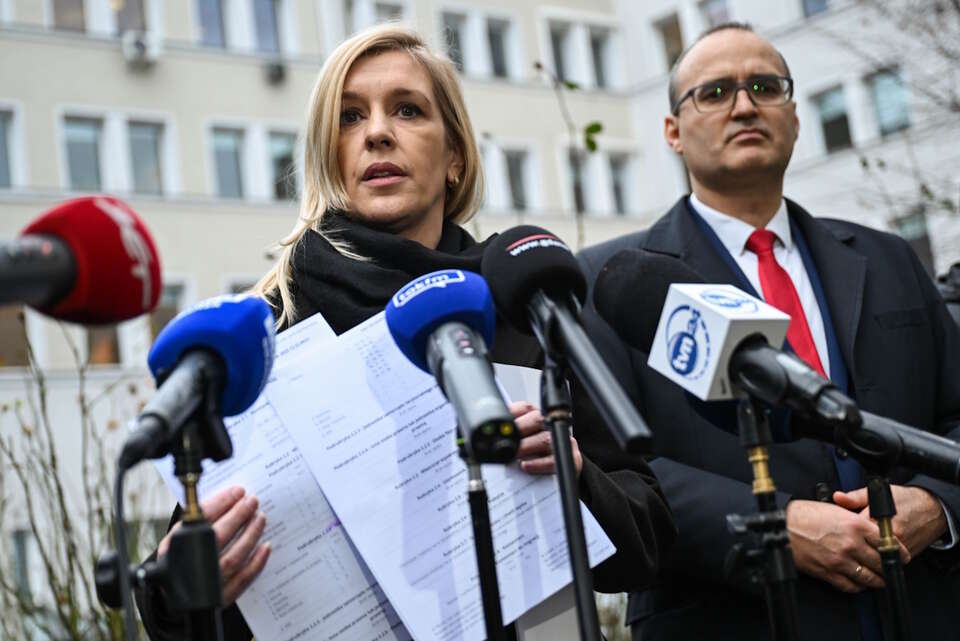 Konferencja prasowa władz Gdańska przed konsulatem Rosji. Na zdjęciu wiceprezydent Gdańska Emilia Lodzińska i wicewojewoda pomorski Emil Rojek / autor: PAP/Adam Warżawa