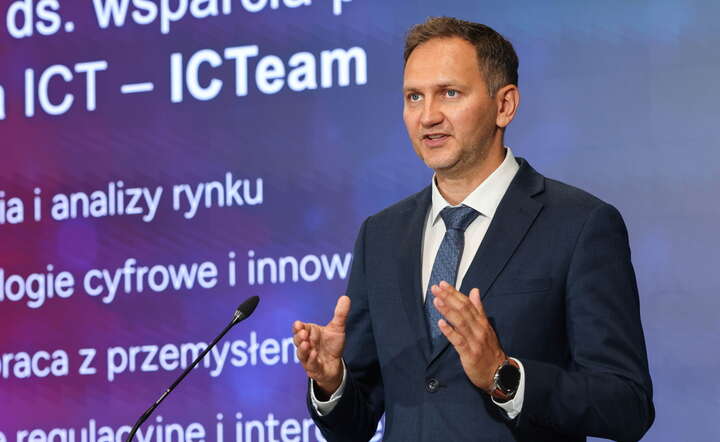Wiceminister cyfryzacji Rafał Rosiński na konferencji prasowej w siedzibie resortu w Warszawie / autor: PAP/Albert Zawada