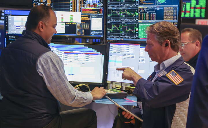 Maklerzy na parkiecie giełdy NYSE w Nowym Jorku / autor: PAP/EPA/SARAH YENESEL