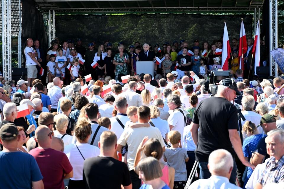 Wicepremier, prezes PiS Jarosław Kaczyński (C-góra) podczas pikniku wojskowego w Zawichoście. / autor: PAP/Piotr Polak