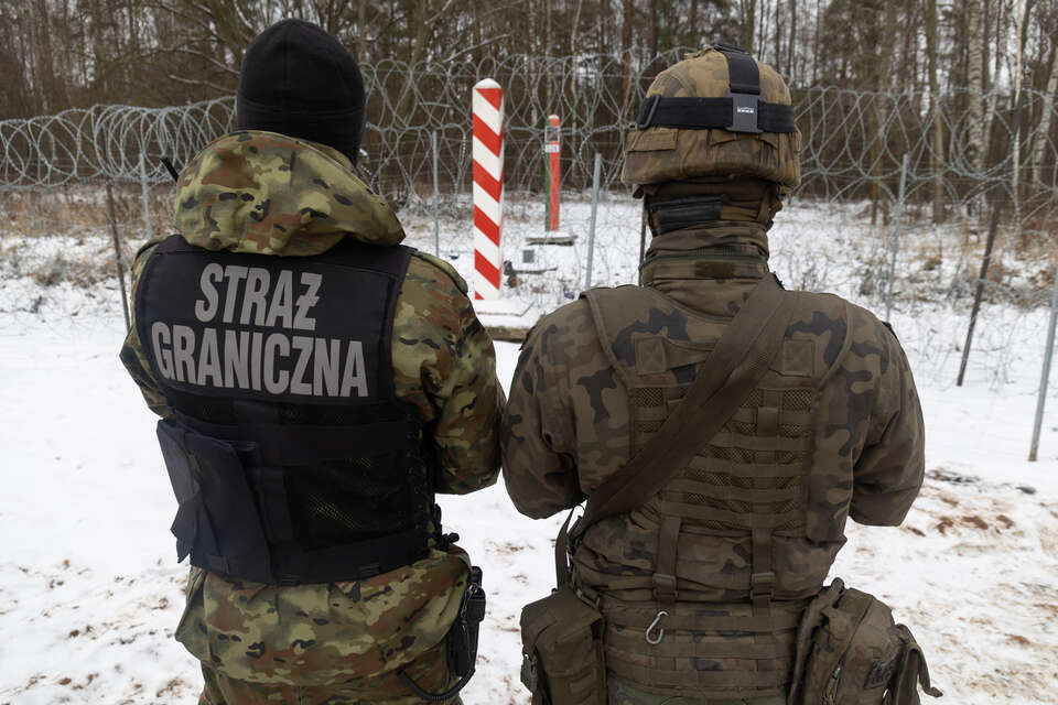 W święta Bożego Narodzenia żołnierze i funkcjonariusze Straży Granicznej pilnują polskiej granicy.  Życzenia złożyło im Dowództwo Operacyjne RSZ oraz ludzie świata kultury i sportu.  / autor: Fratria 