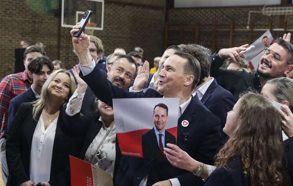 Radosław Sikorski promuje się w Pruszkowie / autor: PAP/Tomasz Gzell