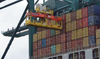 Chiny: porty kontenerowe wstrzymują wejścia statków. Znów Covid