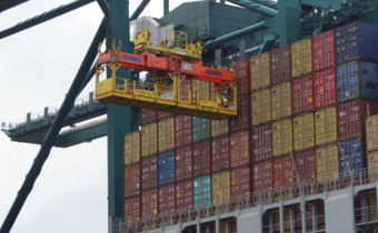 Chiny: porty kontenerowe wstrzymują wejścia statków. Znów Covid