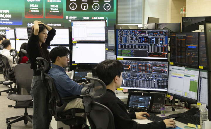 Dealerzy walutowi Hana Bank w Seulu / autor: PAP/EPA/JEON HEON-KYUN