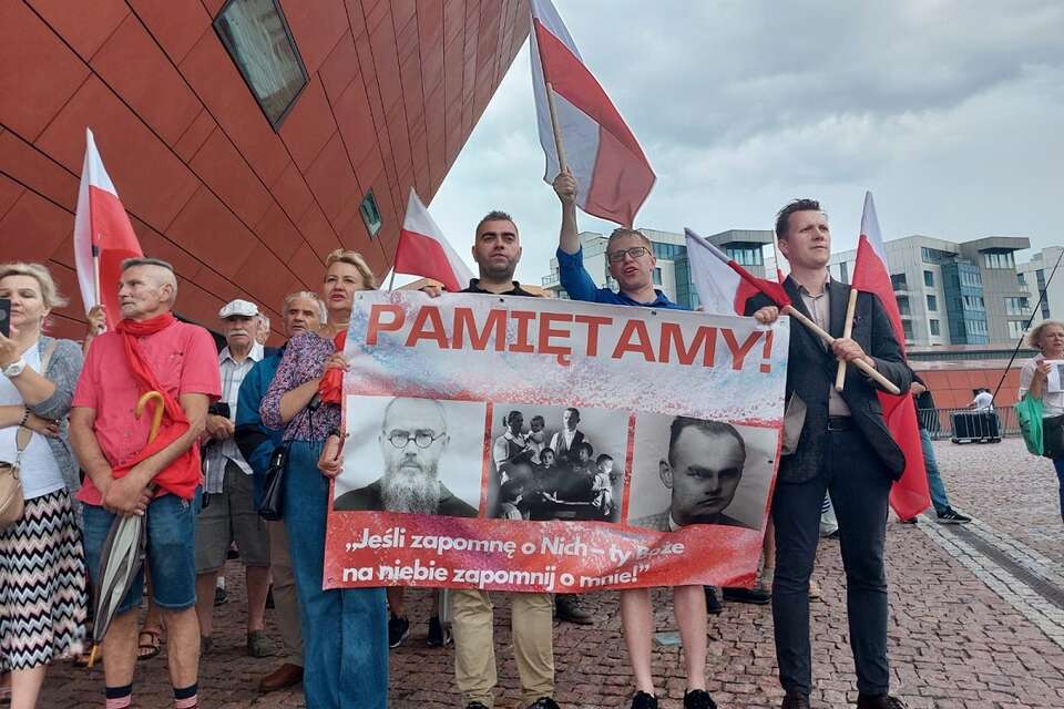 Protest przed Muzeum II Wojny Światowej w Gdańsku / autor: wPolityce.pl