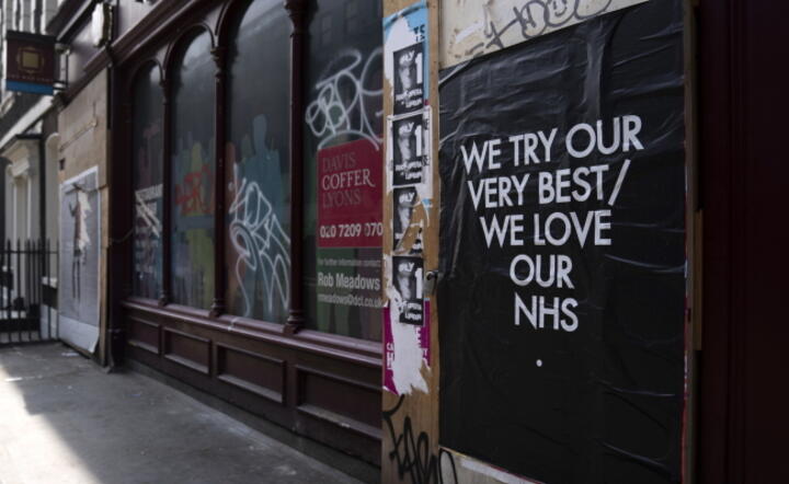 "Robimy jak najlepiej, co możemy. Kochamy naszą służbę zdrowia" - napis na londyńskiej ulicy, 16 kwietnia / autor: PAP/EPA/WILL OLIVER