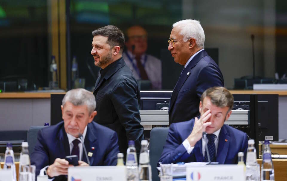 Prezydent Ukrainy Wołodymyr Zełenski z przewodniczącym Rady Europejskiej Antonio Costą podczas szczytu UE w Brukseli. / autor: PAP/EPA/STEPHANIE LECOCQ / BASEN