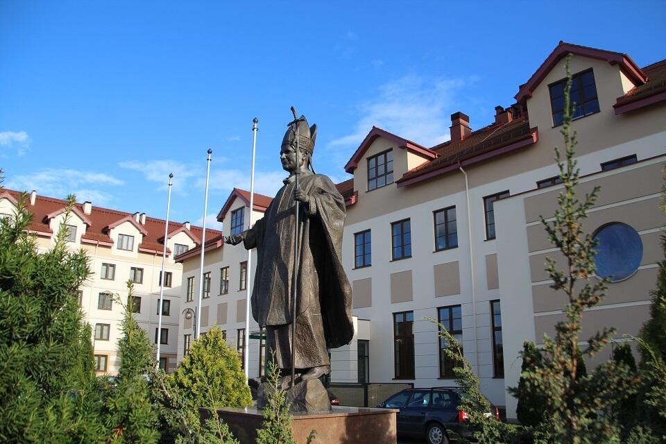 Pomnik Jana Pawła II przed WSKSiM w Toruniu / autor: Fratria