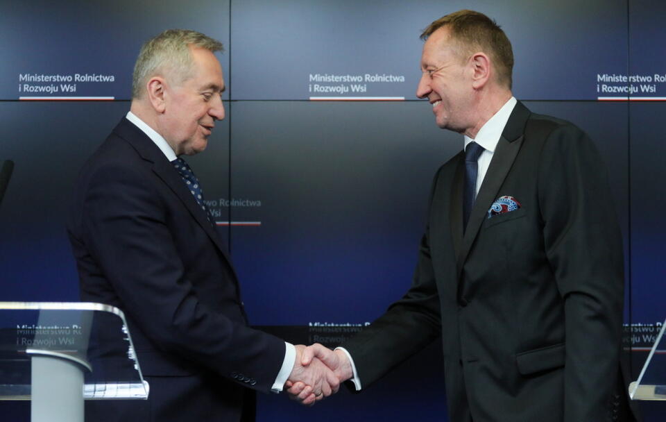 Nowo mianowany minister rolnictwa i rozwoju wsi Robert Telus i wicepremier Henryk Kowalczyk / autor: PAP/Paweł Supernak