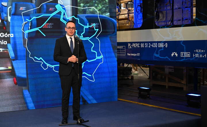  Minister infrastruktury Dariusz Klimczak podczas konferencji prasowej w fabryce NEWAG S.A. w Nowym Sączu / autor: PAP/Darek Delmanowicz