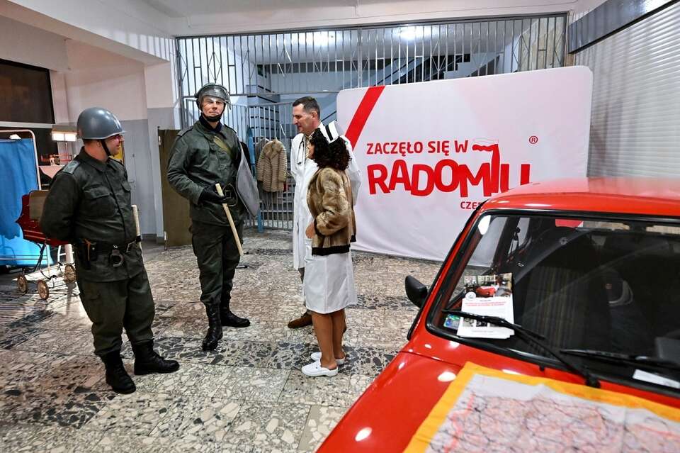 Wydarzenie „Potańcówka w klimacie PRL” w hali Miejskiego Ośrodka Sportu i Rekreacji w Radomiu / autor: PAP/Piotr Polak