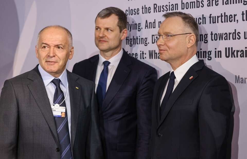 Ukraiński przedsiębiorca Wiktor Pinczuk (L), prezydent RP Andrzej Duda (P) i premier Litwy Gintautas Paluckas (C) / autor: PAP/Albert Zawada