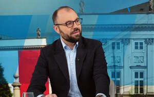 Poseł PiS Krzysztof Szczucki powiedział w Telewizji wPolsce24, że jego zdaniem rząd stoi po stronie wielkich przedsiębiorstw rolniczych i nie liczy się z małymi i średnimi rolnikami.  / autor: Telewizja wPolsce24