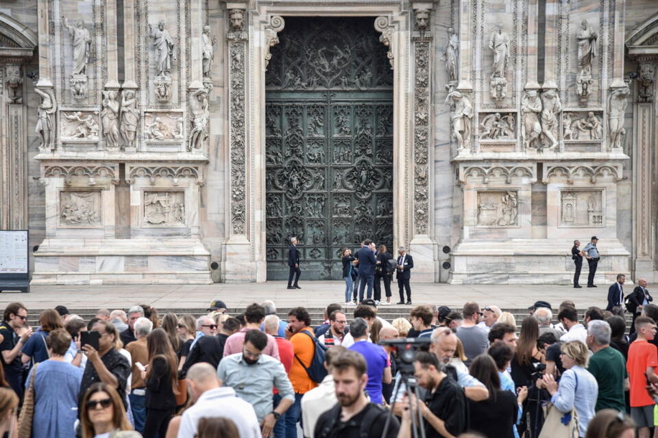 Plac przed katedrą mediolańską, w oczekiwaniu na uroczystości pogrzebowe Silvio Berlusconiego / autor: PAP/EPA/MATTEO CORNER