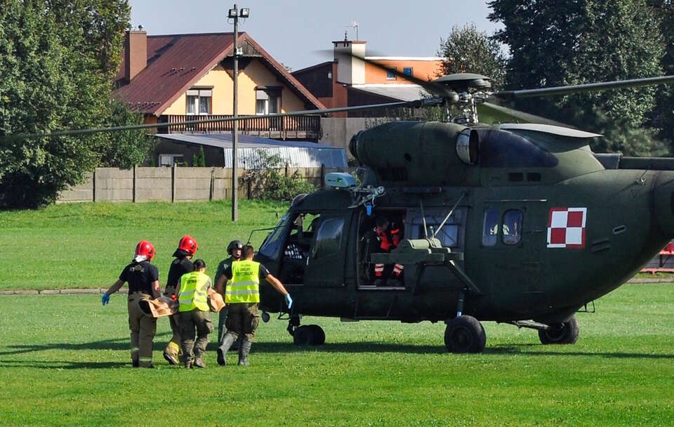 Strażacy i wojsko prowadzą ewakuację ZOL-u w Paczkowie / autor: PAP/Marcin Kucharzewski