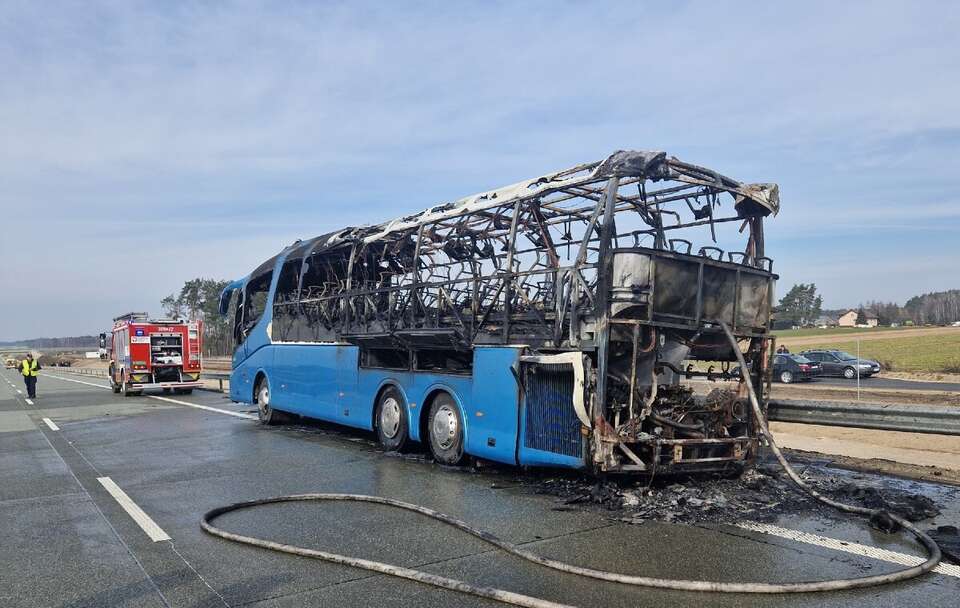 Jechali na wycieczkę do Sejmu. Autobus doszczętnie spłonął