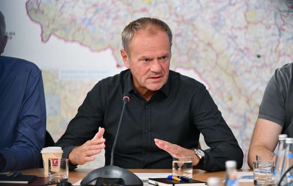 Donald Tusk podczas narady sztabu kryzysowego we Wrocławiu / autor: PAP/Maciej Kulczyński