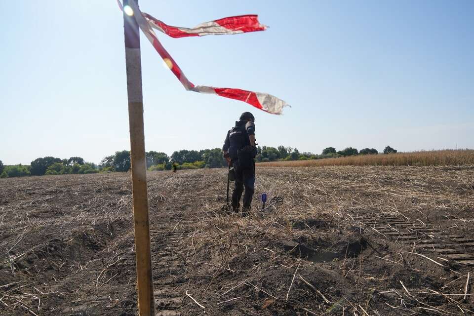 Saperzy z połączonego oddziału Państwowej Służby Ratunkowej usuwają miny z pól uprawnych w rejonie czuhujewskim, obwodu charkowskiego / autor: PAP/Mykola Kalyeniak