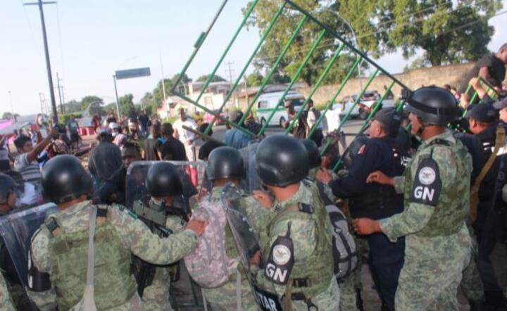 Starcia policji z nielegalnymi imigrantami w Meksyku / autor: PAP/EPA/Juan Manuel Blanco