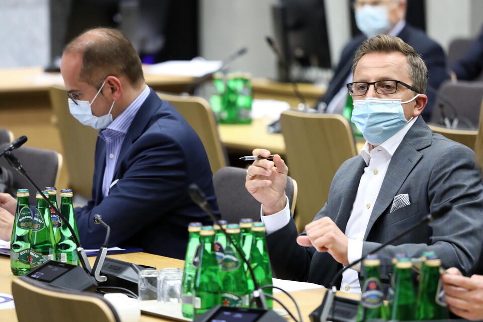 Posłowie KO Dariusz Joński (P) i Michał Szczerba (L) podczas posiedzenia komisji ds. kontroli państowej. / autor: PAP/Tomasz Gzell