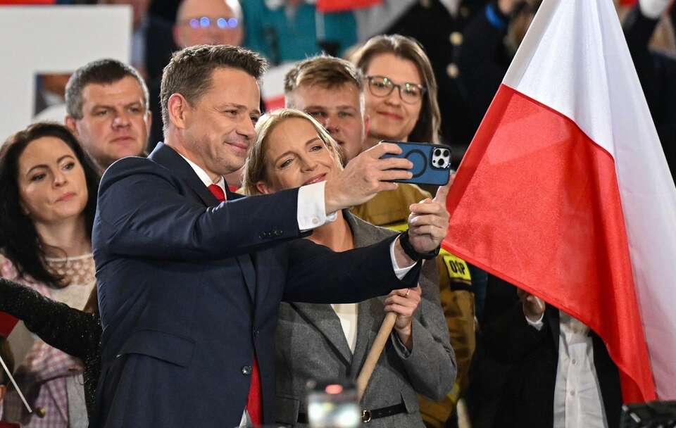 Rafał Trzaskowski z żoną w sztabie wyborczym w Hali Sportowo-Widowiskowej MOSiR w Sandomierzu / autor: PAP/Piotr Polak