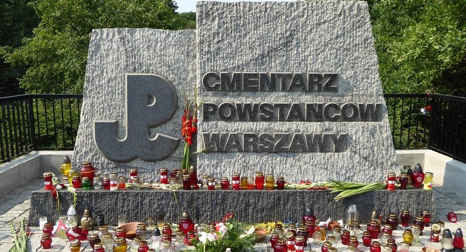 Cmentarz powstańców Warszawy / autor: By Jake from Manchester, UK - Warsaw Insurgents Cemetery, CC BY 2.0, https://commons.wikimedia.org/w/index.php?curid=39486764