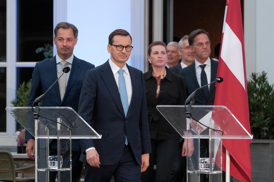 Premier RP Mateusz Morawiecki (C) podczas konferencji prasowej po spotkaniu grupy państw unijnych NATO, 14 bm. w Hadze. / autor: PAP/Mateusz Marek