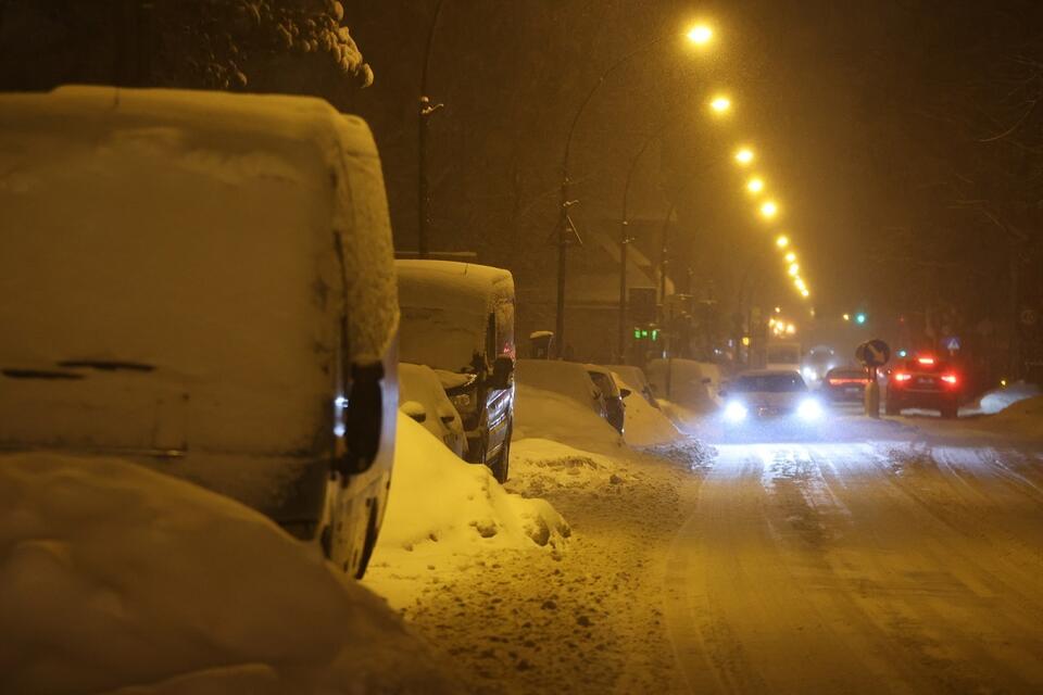 Na zdj. intensywne opady śniegu w Zakopanem / autor: 	PAP/Grzegorz Momot