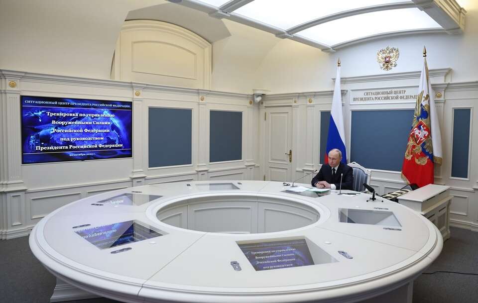 Putin obserwujący ćwiczenia  / autor: EPA/ALEXANDER KAZAKOV/SPUTNIK/KREMLIN / POOL MANDATORY CREDIT Dostawca: PAP/EPA.