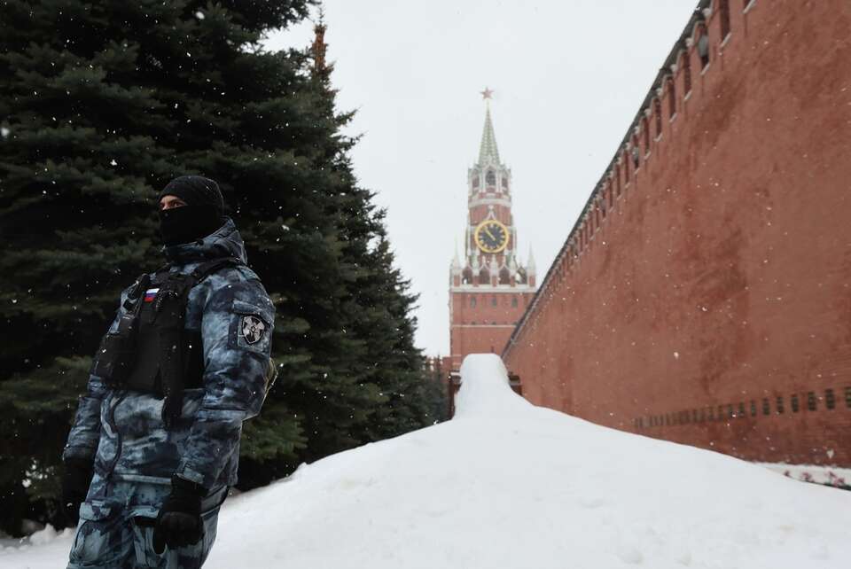 zdjęcie ilustracyjne - rosyjski policjant pełni wartę w pobliżu Muru Kremlowskiego w Moskwie / autor: PAP/EPA