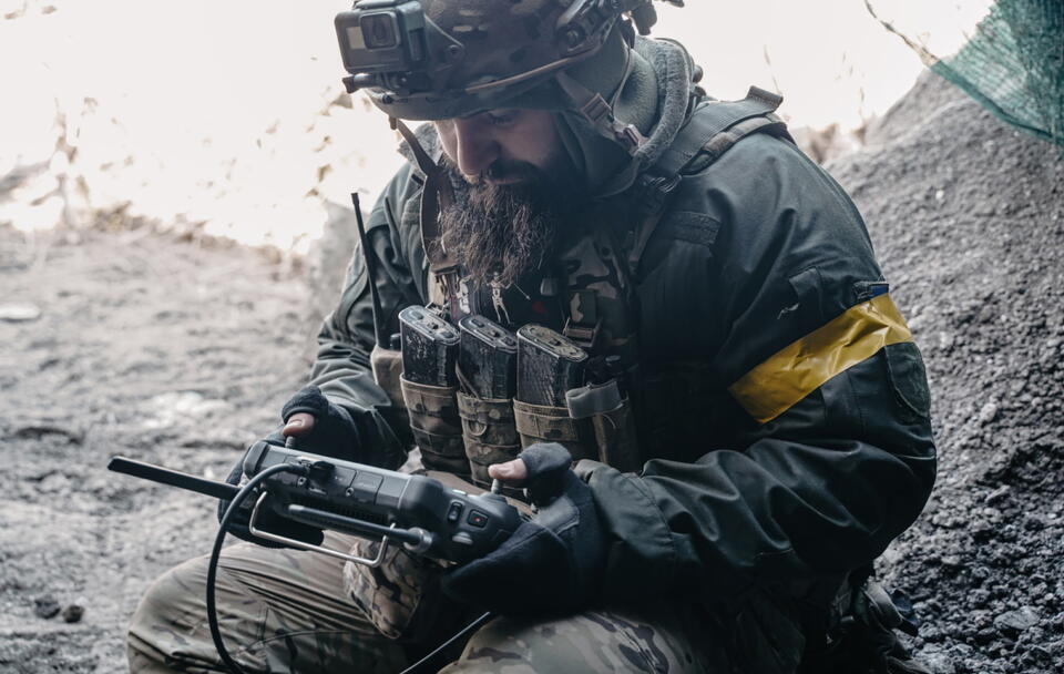 Żołnierz ukraiński obsługuje drona / autor: PAP/Vladyslav Karpovych