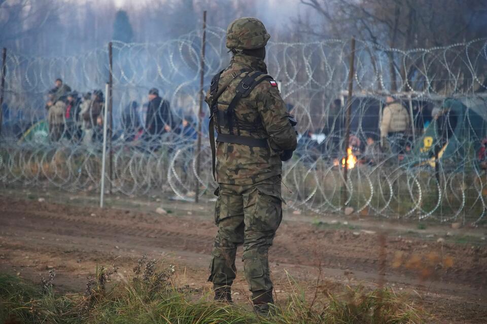Żołnierz przy granicy polsko-białoruskiej w okolicy przejścia granicznego w Kuźnicy, 10 bm.  / autor: PAP/MON