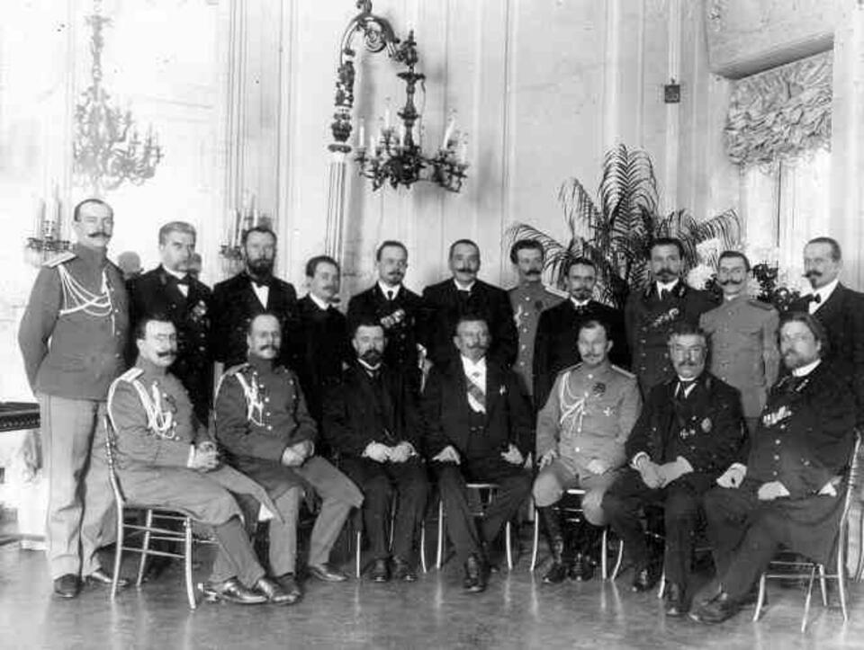 CCWikimedia/CC-BY-SA-2.5/Zdjęcie członków Ochrany z Petersburga, z 1905 roku.