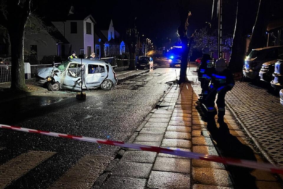 Miejsce śmiertelnego wypadku przy ul. Dąbrówki w Międzyzdrojach. W sobotę zginęło na tej samej ulicy troje pieszych, w których wjechało auto osobowe / autor: PAP/Marcin Bielecki
