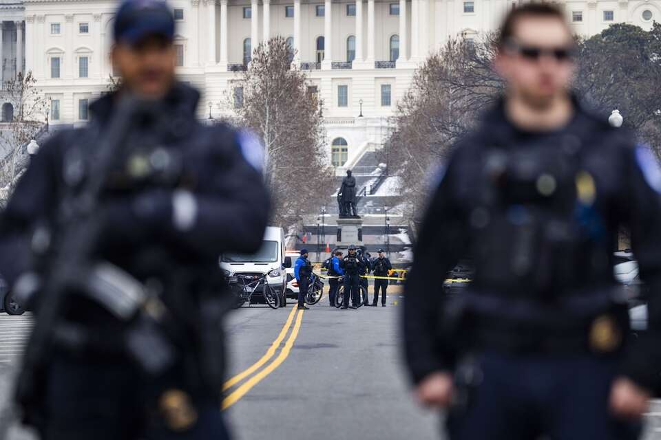 Uzbrojony mężczyzna zatrzymany przy Kapitolu!