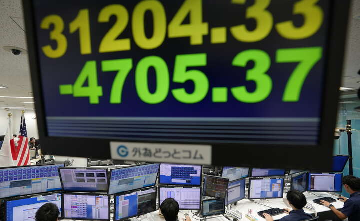 Dzisiejsza sesja na giełdzie w Tokio zakończyła się spadkiem indeksu Nikkei o 12,4 proc. / autor: PAP/EPA/KIMIMASA MAYAMA