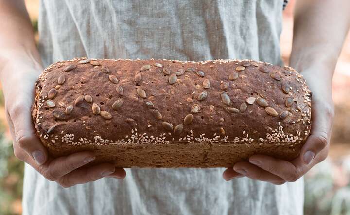 Pieczywo z razowej mąki jest bogatym źródłem błonnika / autor: Pixabay