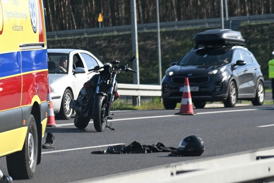 Na zdjęciu miejsce wypadku z udziałem motocyklisty na trasie S3 w miejcowości Rzęśnica / autor: PAP/Marcin Bielecki